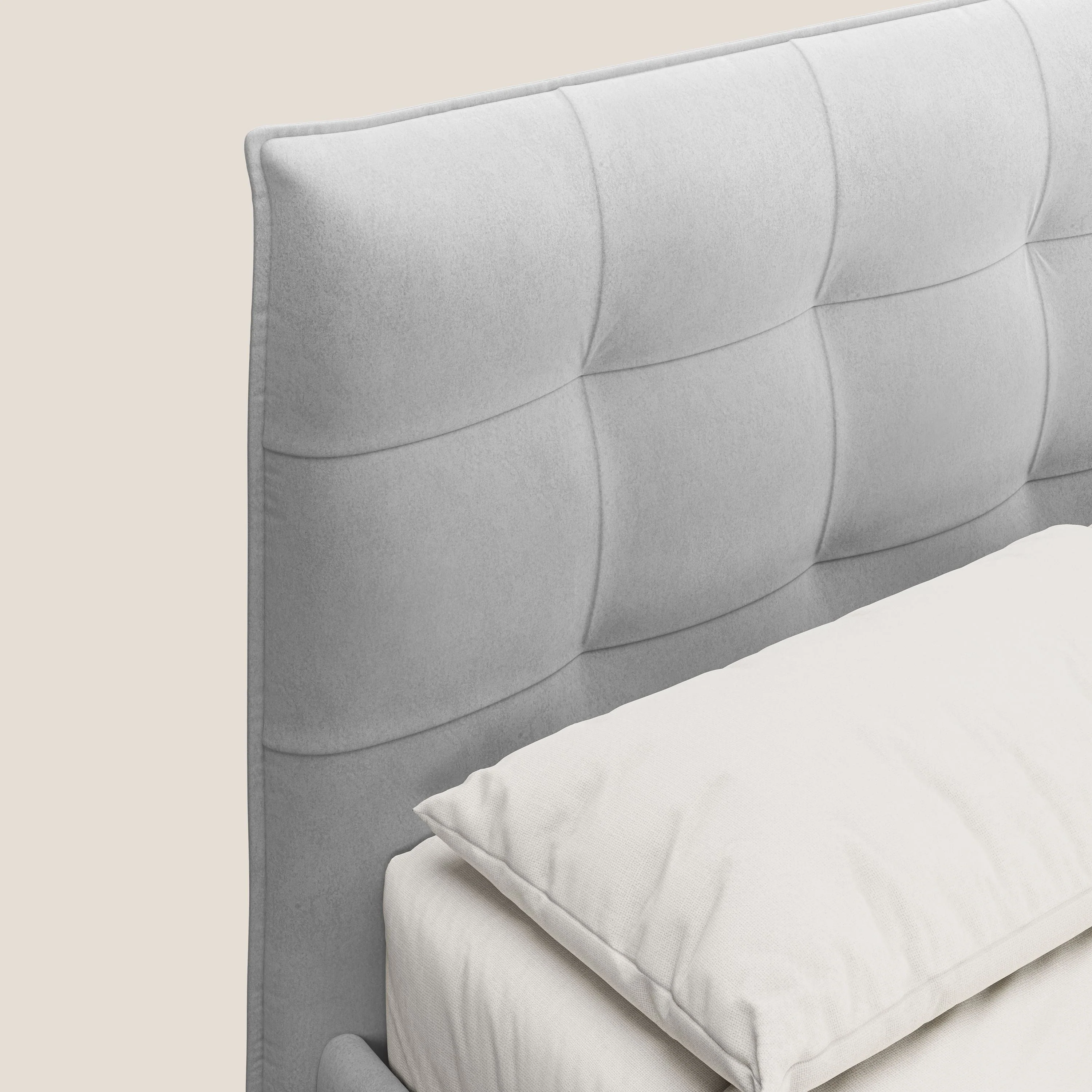 Brigitte lit avec tête de lit matelassée pieds hauts foncés et tissu imperméable T09 gris clair - Image 5