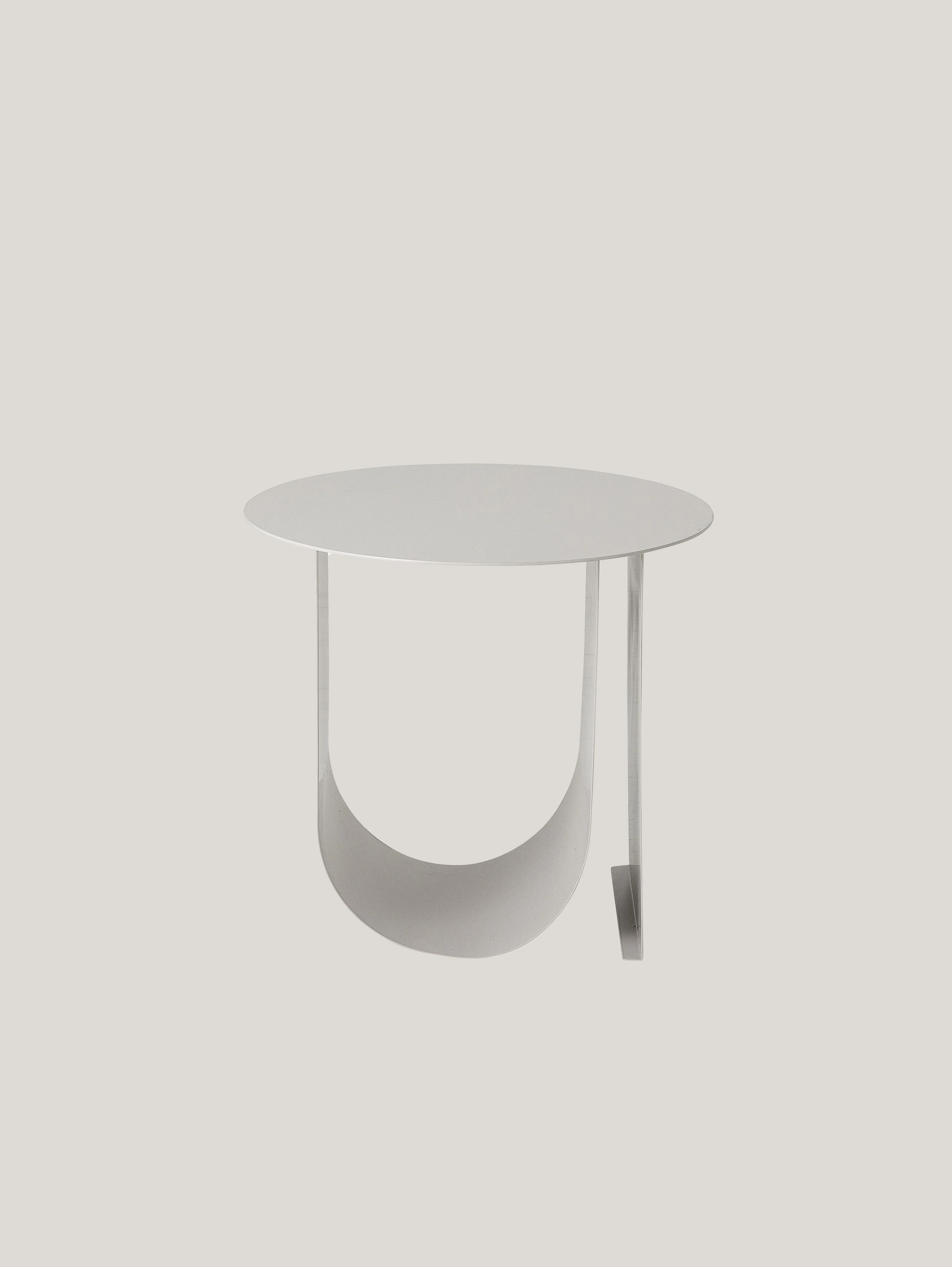 Cher tavolino scandinavo in metallo con spazio portariviste grigio chiaro - Image 6