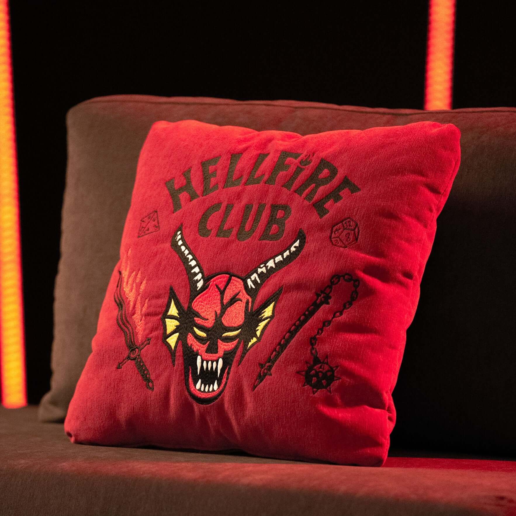 Coussin Hellfire Club Stranger Things Édition Limtée avec broderie – tissu détachable 45x45 Rouge - Image 2