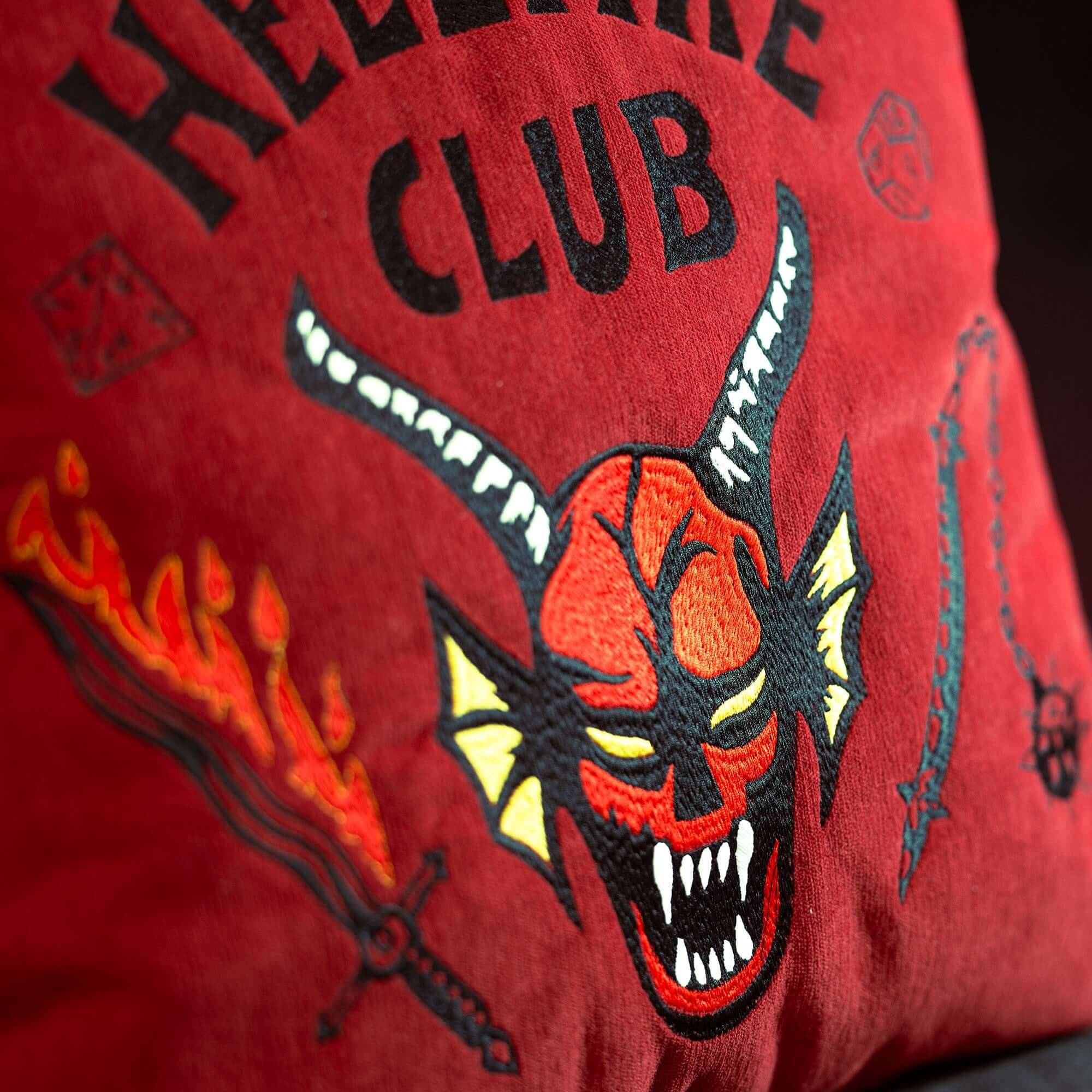 Coussin Hellfire Club Stranger Things Édition Limtée avec broderie – tissu détachable 45x45 Rouge - Image 3