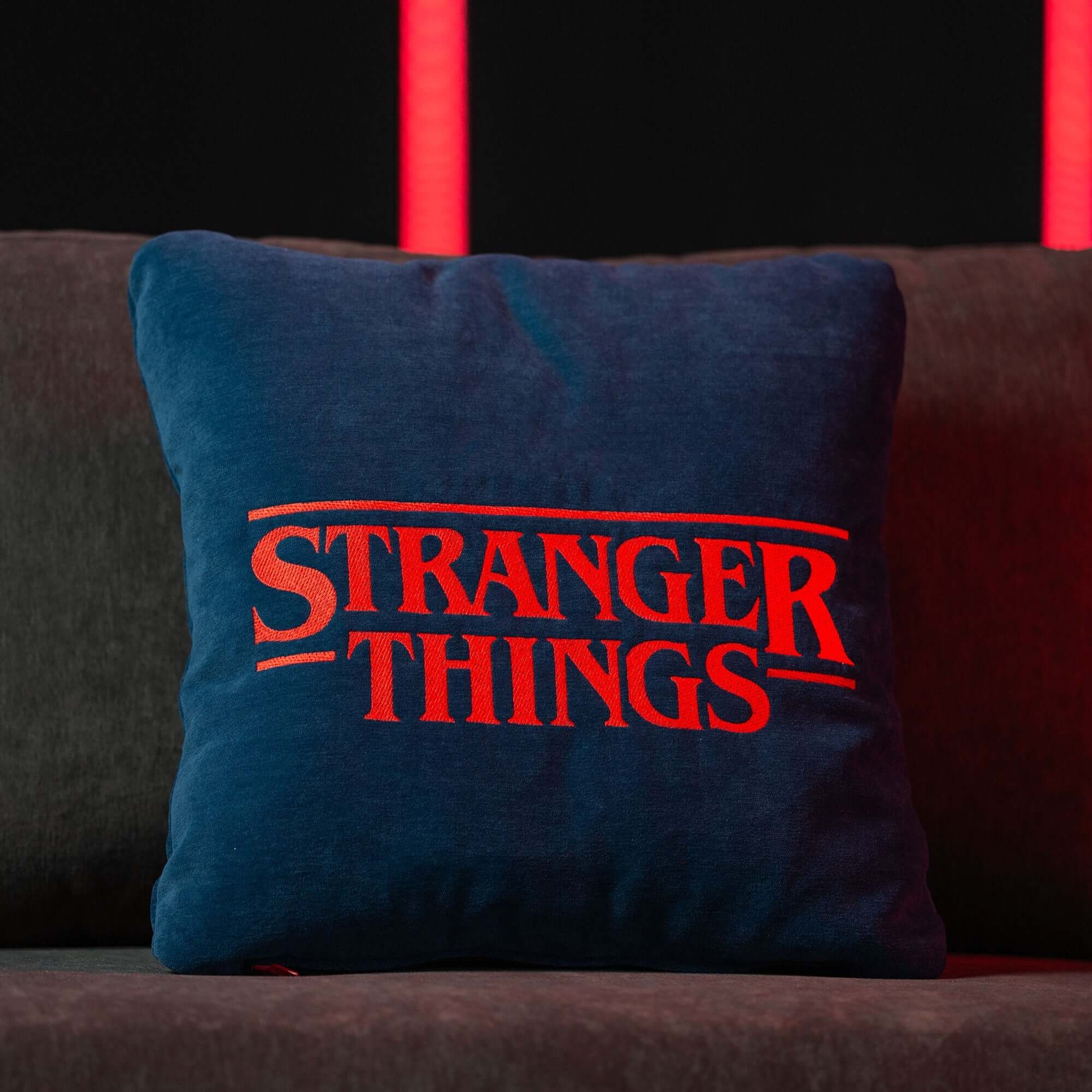 Coussin Stranger Things Édition Limitée  avec broderie – tissu détachable 45x45 Bleu - Image 2