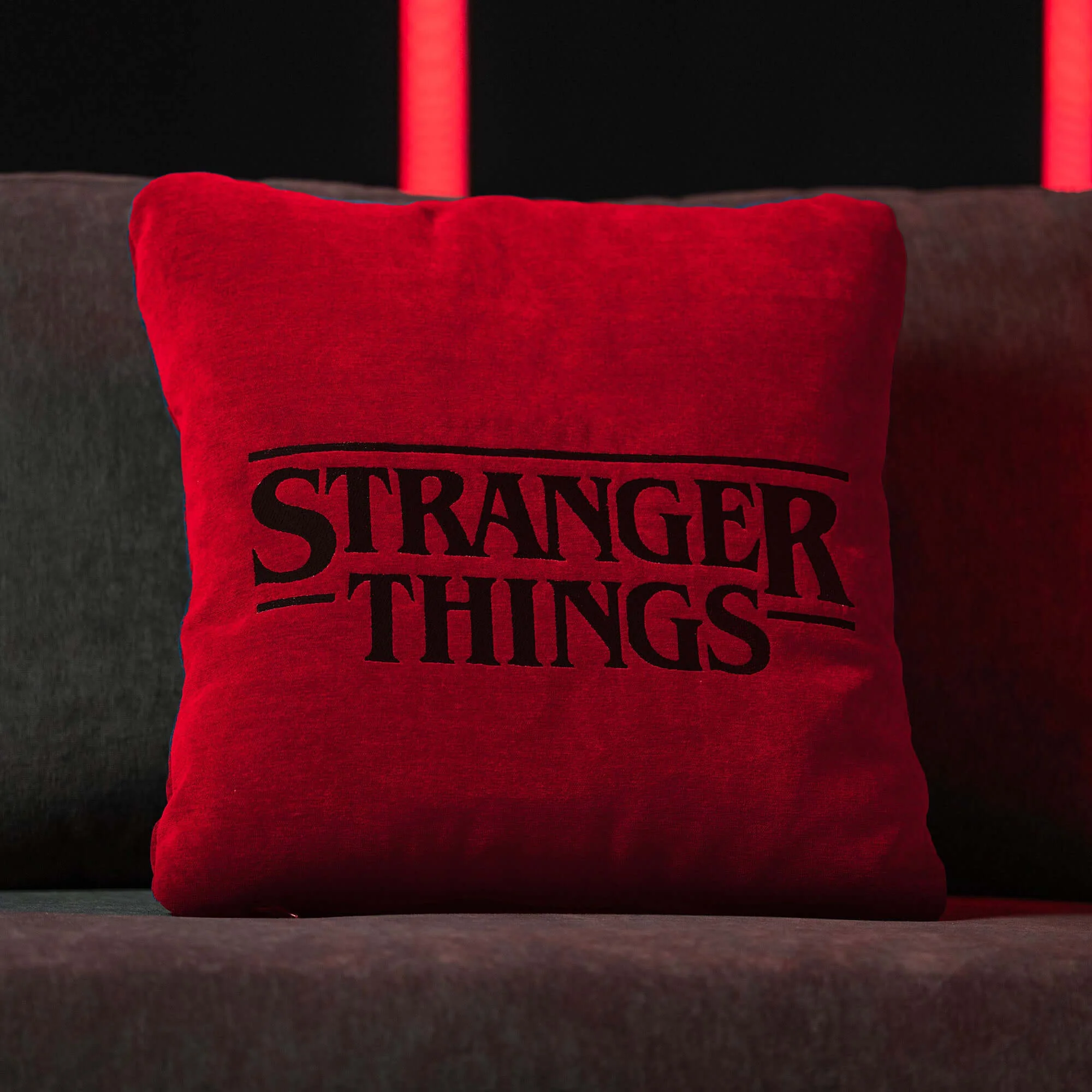 Coussin Stranger Things Édition Limitée  avec broderie – tissu détachable 45x45 Rouge - Image 2