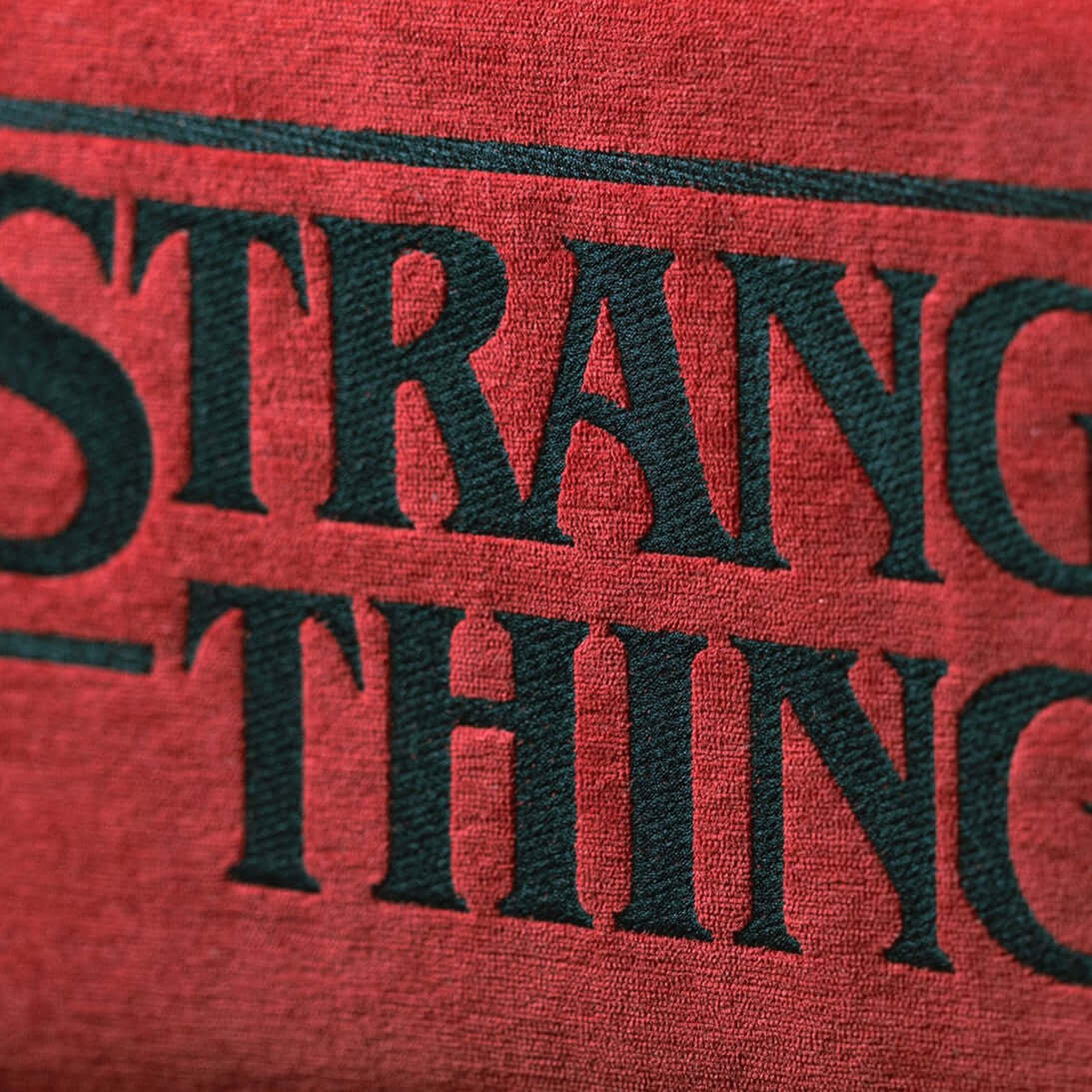Coussin Stranger Things Édition Limitée  avec broderie – tissu détachable 45x45 Rouge - Image 5