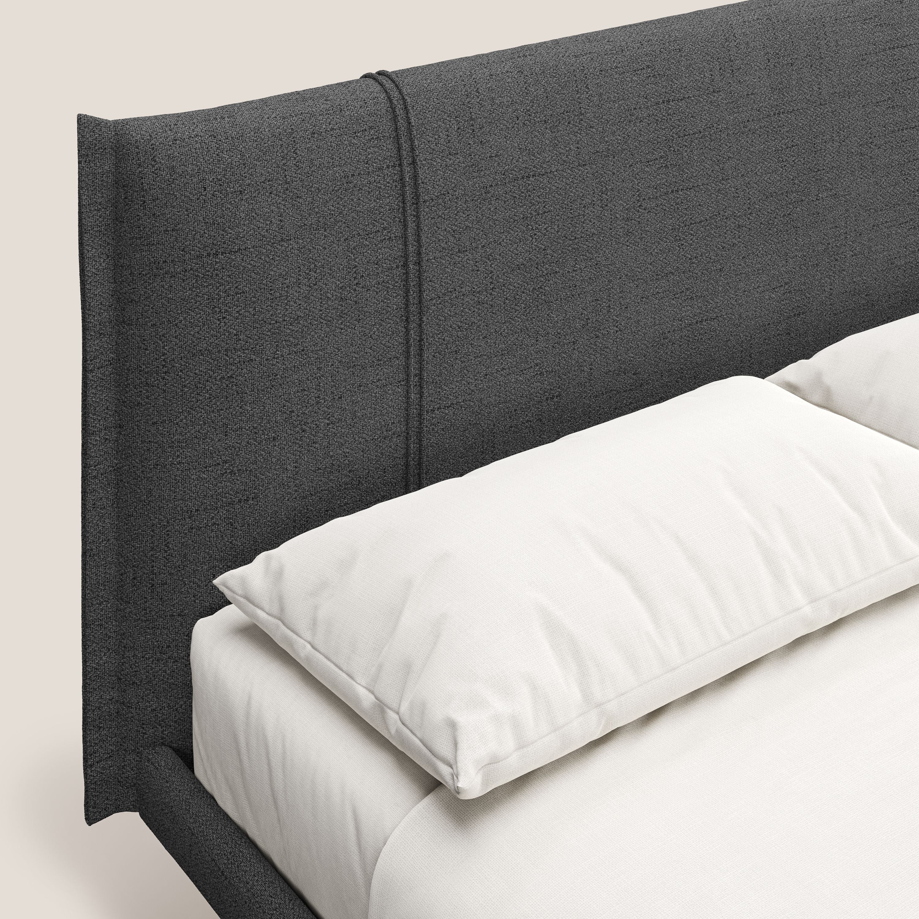 Klaus lit moderne pour matelas 140x190 cm avec pieds foncés et tissu flammé imperméable T03 GRIS - Image 5