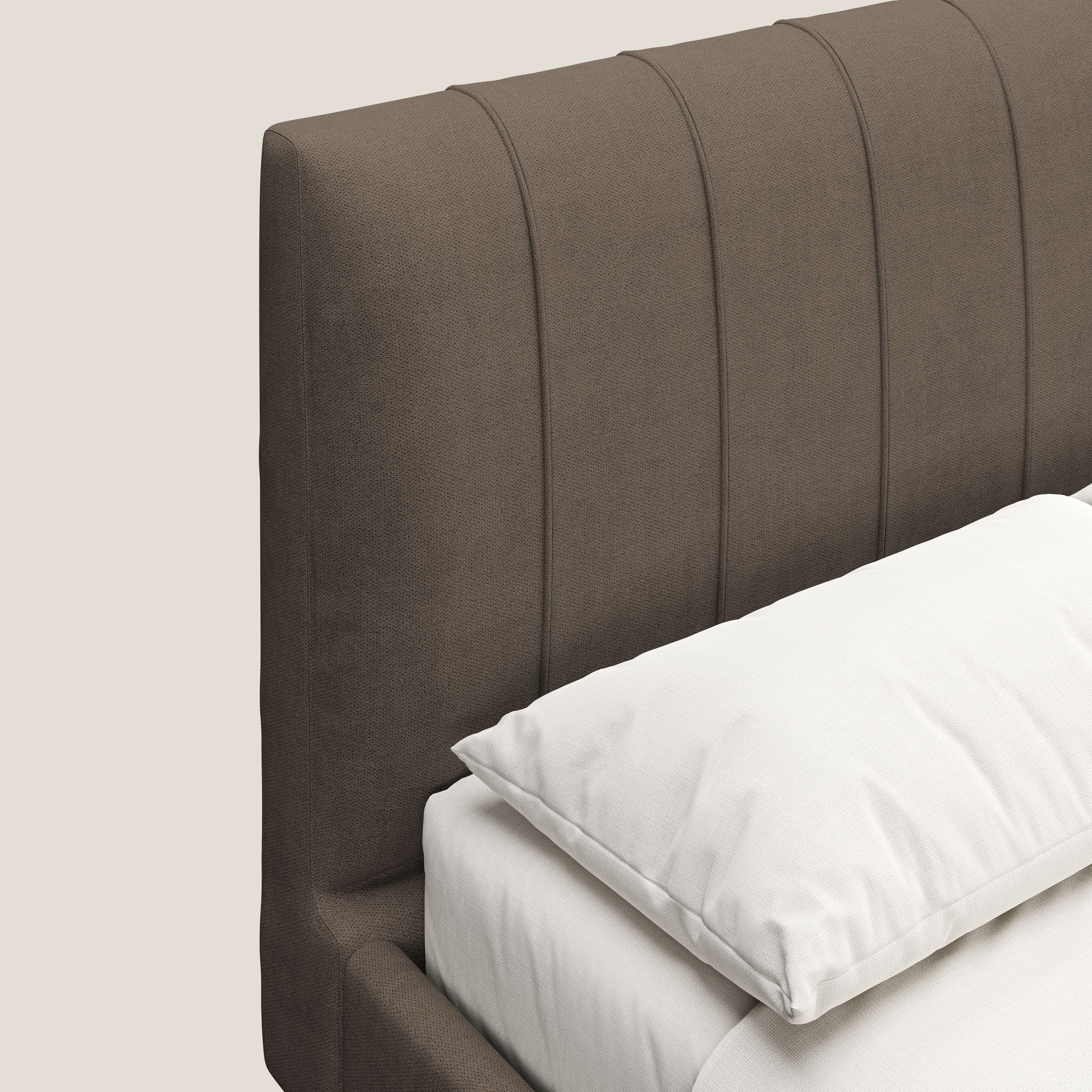 Selene lit rembourré avec pieds bois naturel déhoussable en tissu imperméable T02 marron - Image 6