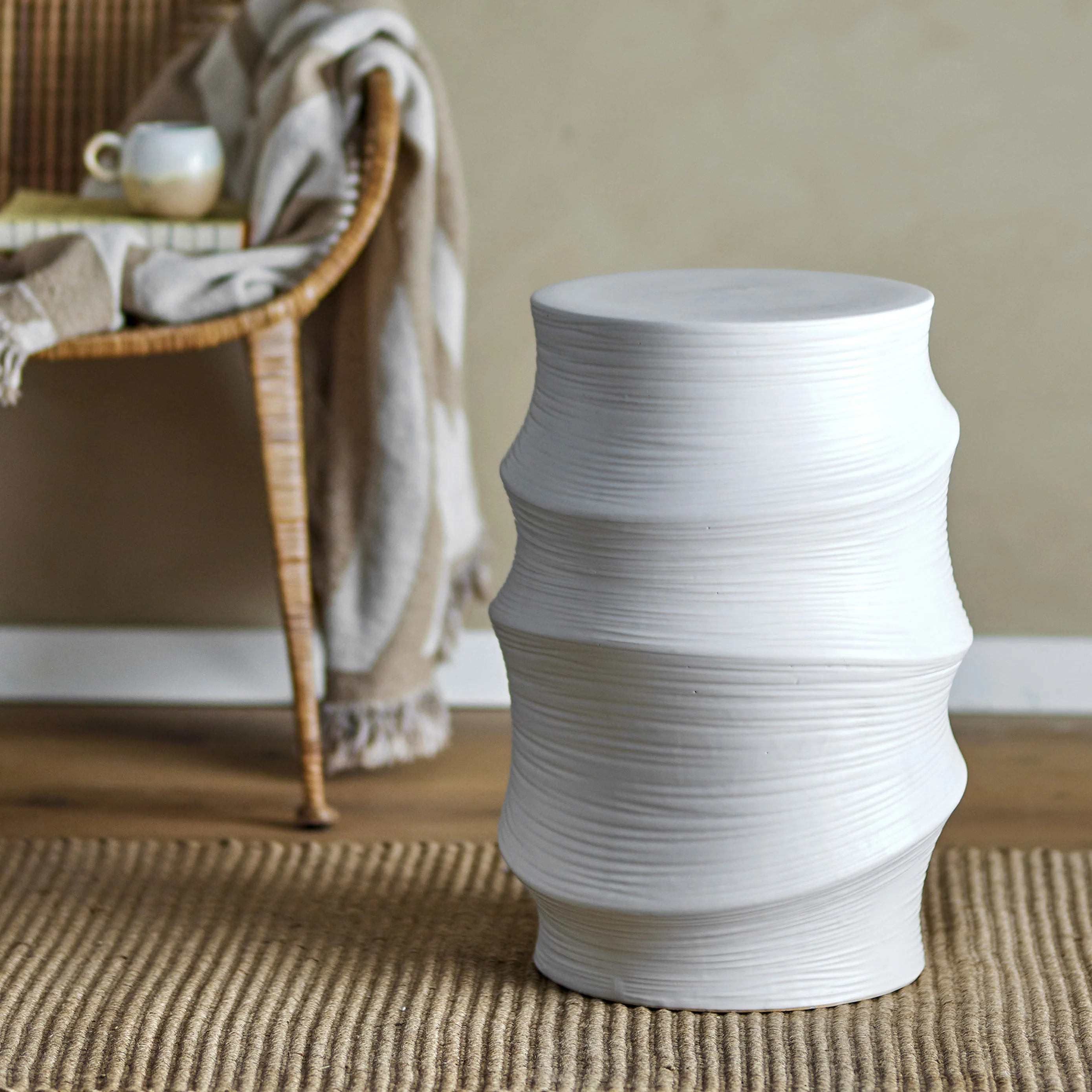Volise tavolino scultoreo cilindrico in gres stoneware bianco - Image 2