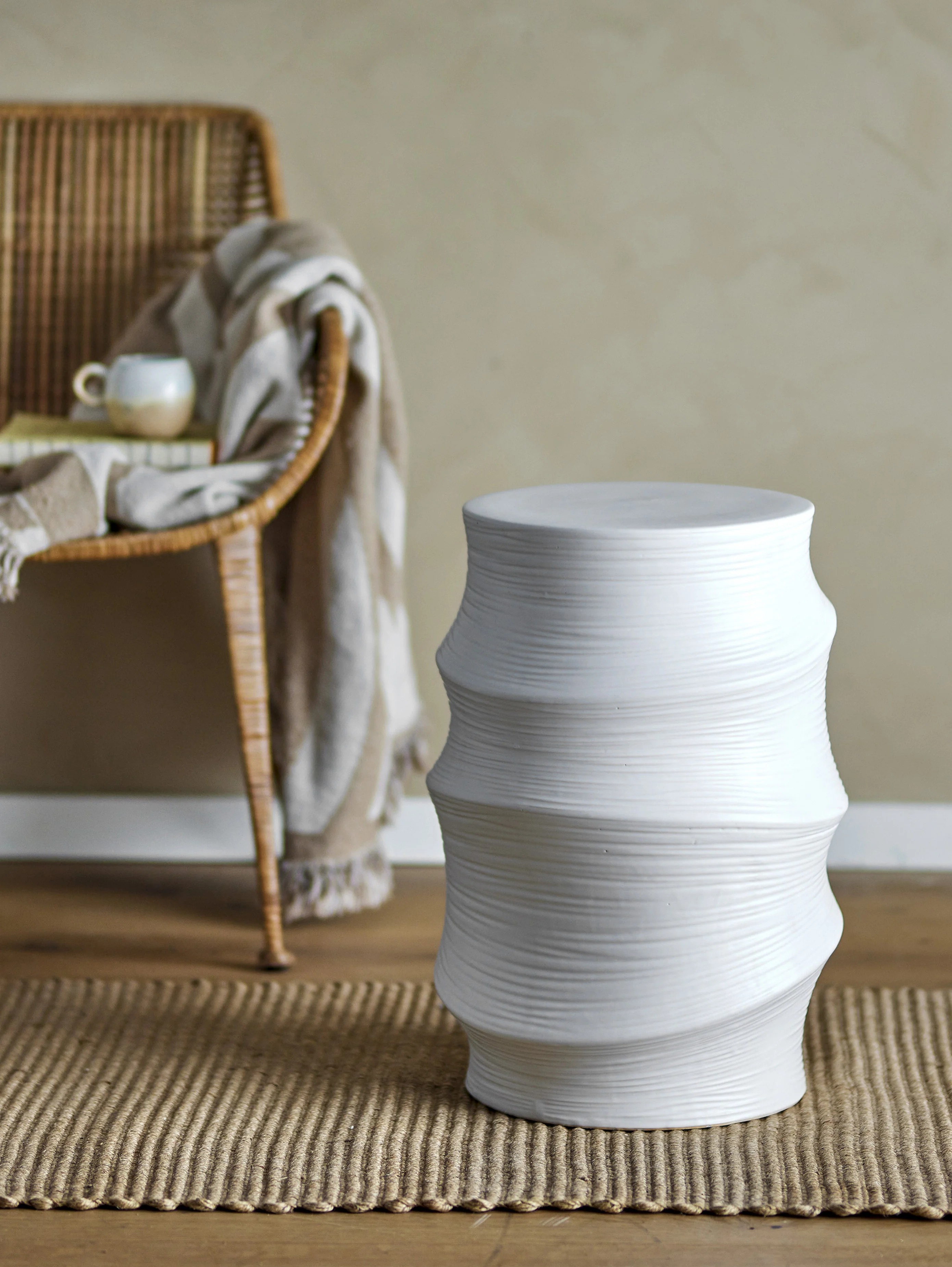 Volise tavolino scultoreo cilindrico in gres stoneware bianco - Image 4