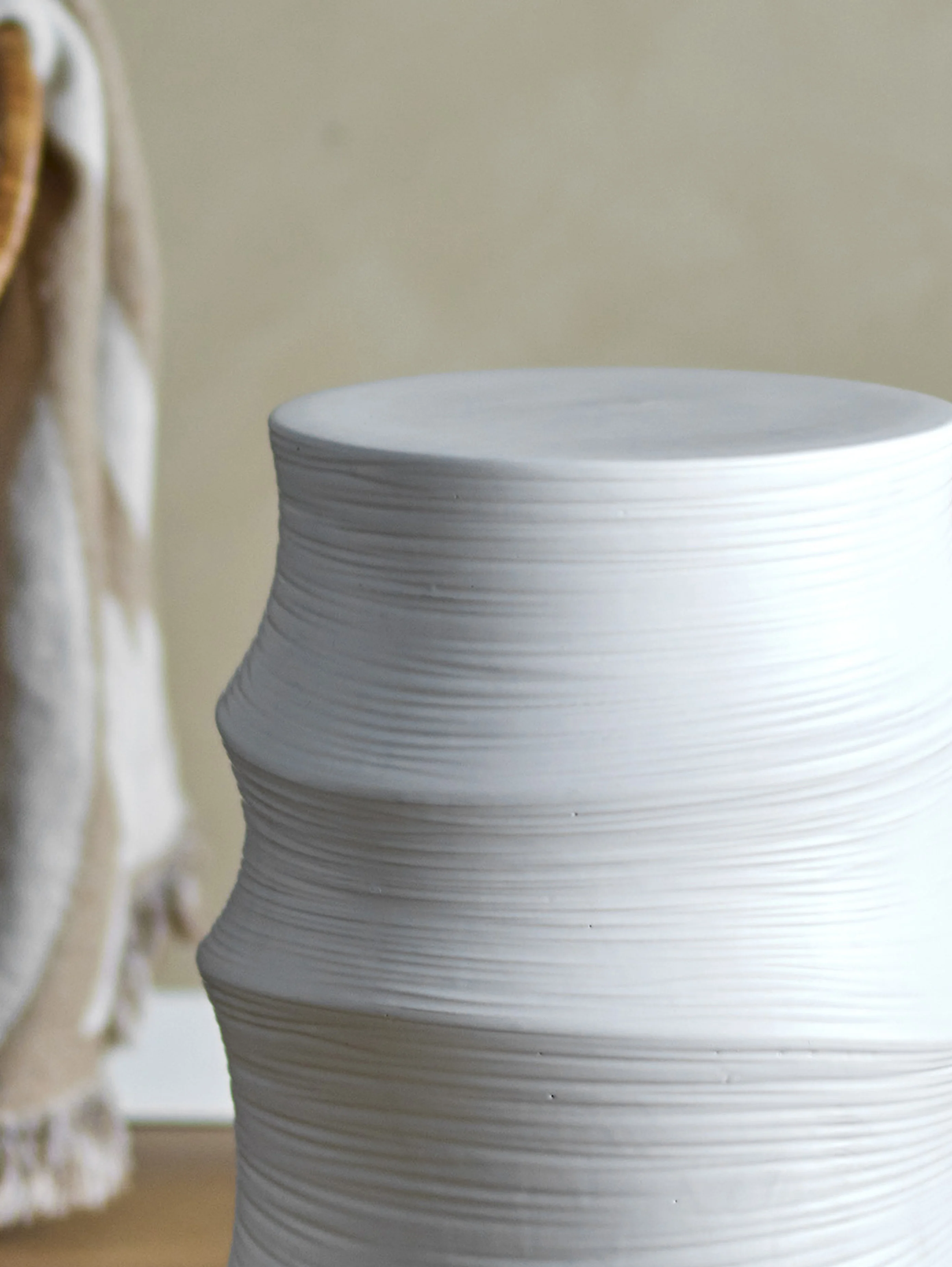Volise tavolino scultoreo cilindrico in gres stoneware bianco - Image 5